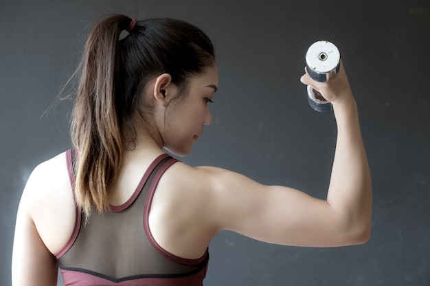 Foto mulher no ginásio de fitness