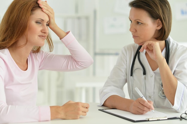 Mulher no hospital com médico atencioso