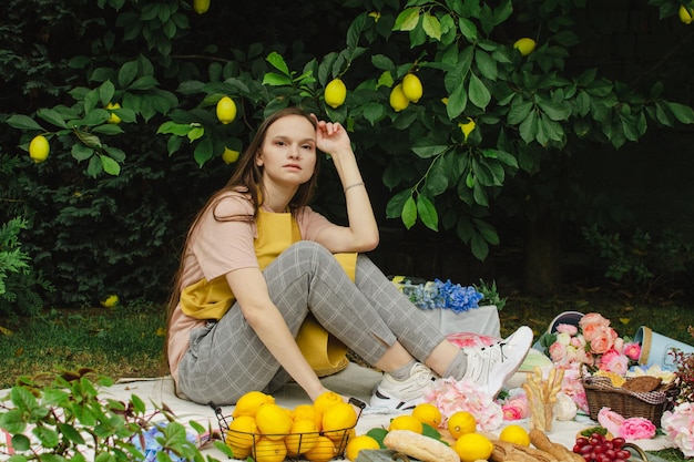 Mulher no jardim em um piquenique