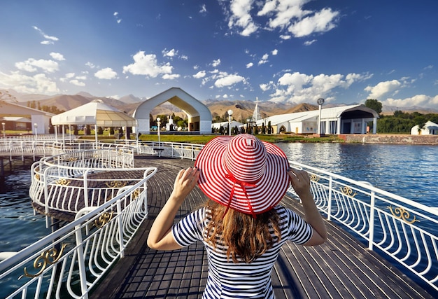 Foto mulher no lago issyk kul