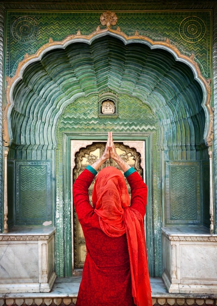 Mulher no palácio da cidade de Jaipur