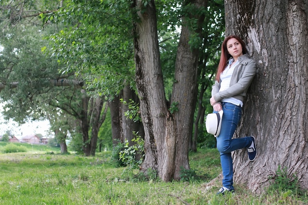 Mulher no parque arborizado ao ar livre