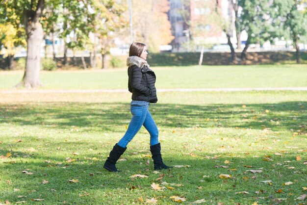 Mulher no parque de outono