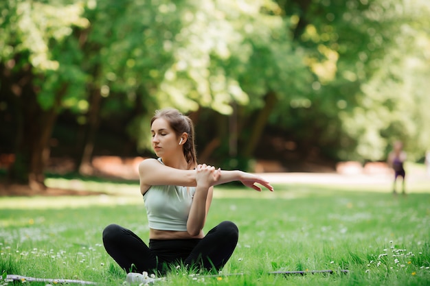 Mulher no parque está envolvida em esportes