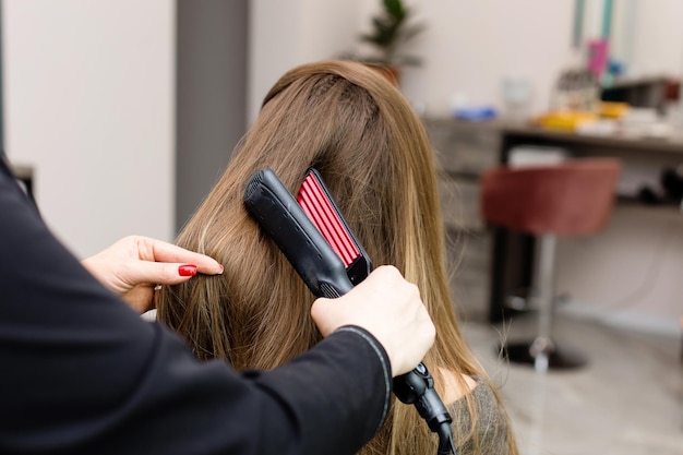 Mulher no salão de cabeleireiro arrumando o cabelo