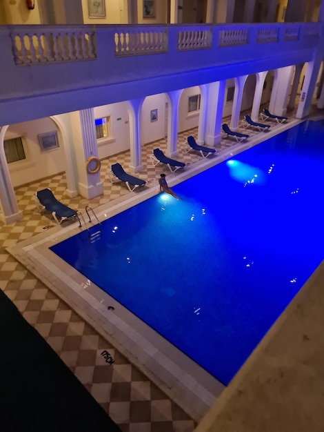Foto mulher no spa na piscina jacuzzi no hotel à noite
