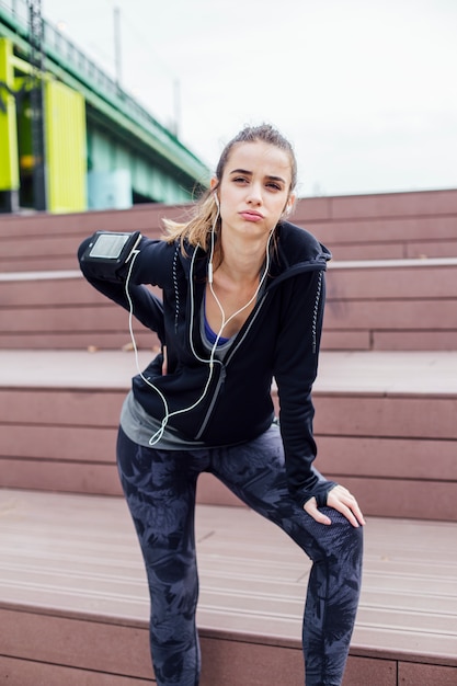 Mulher no sportswear que sofre de dor nas costas após o treino