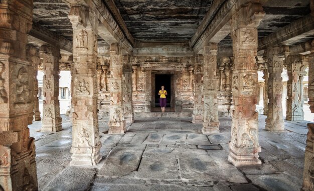 Mulher no templo de Hampi