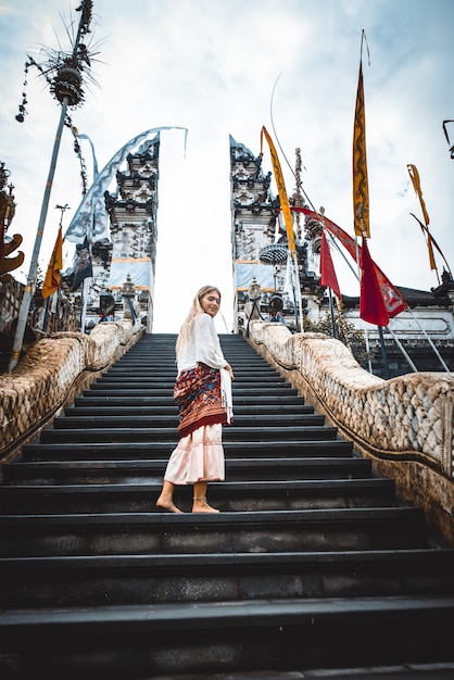 Mulher no templo de Pura Lempuyang em Bali