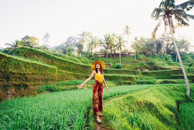 Mulher no terraço de arroz Tegalalang em Bali