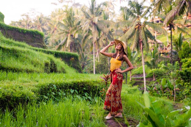 Mulher no terraço de arroz Tegalalang em Bali