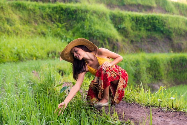 Mulher no terraço de arroz Tegalalang em Bali