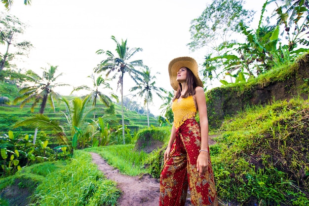 Mulher no terraço de arroz Tegalalang em Bali