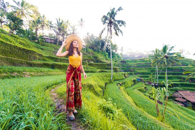 Mulher no terraço de arroz Tegalalang em Bali