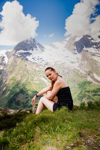 Foto mulher no topo da montanha.