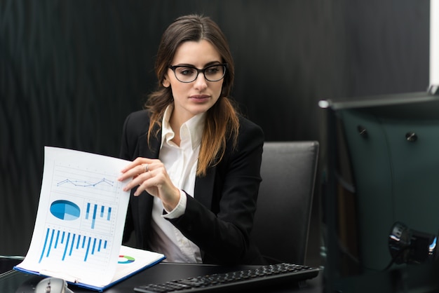 Foto mulher no trabalho em seu escritório