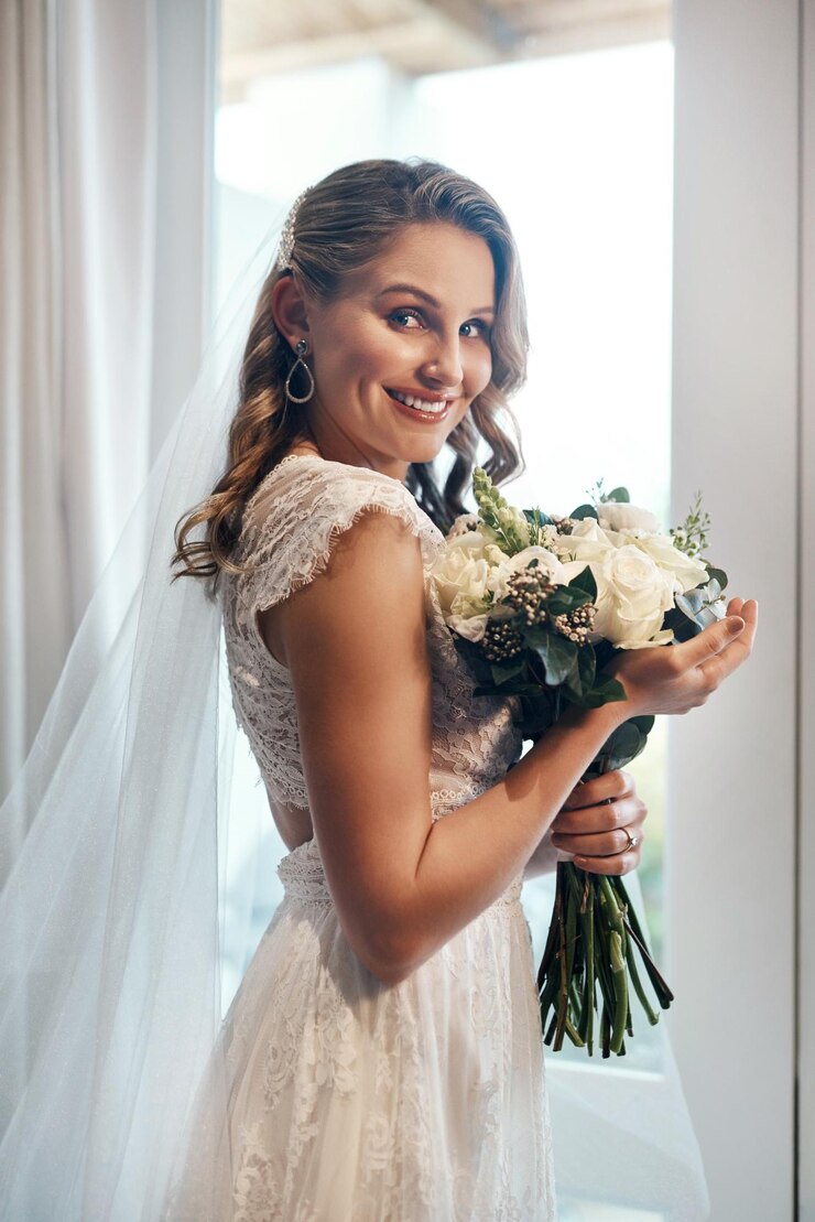 Foto mulher noiva e dia do casamento em retrato com buquê para cerimônia casamento ou compromisso no futuro feminino pessoa celebração e flores para o amor felicidade e gratidão como animado para a recepção