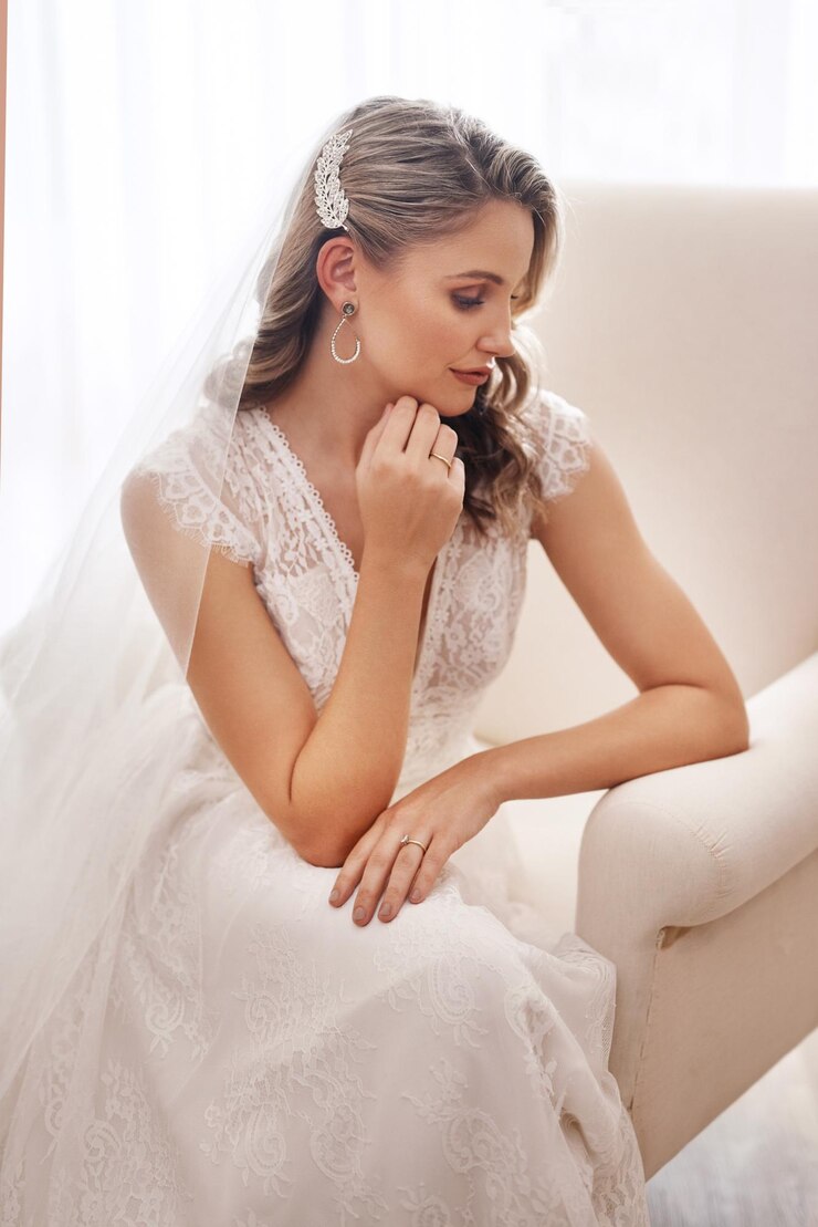 Foto mulher noiva e dia do casamento para o casamento com pensamento para votos nervoso e compromisso no futuro pessoa feminina celebração e união para o amor felicidade e refletir na dúvida para a ideia de lua-de-mel