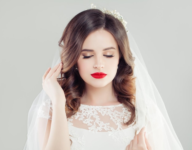 Mulher noiva linda com lábios vermelhos maquiagem cabelo nupcial e véu