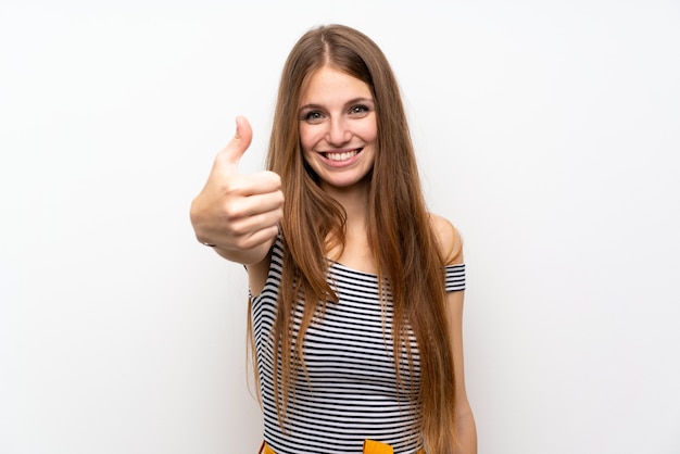 Foto mulher nova com cabelo longo sobre a parede branca isolada com polegares acima porque algo bom aconteceu