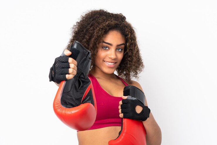 Foto mulher nova do esporte do americano africano isolada no branco com luvas de boxe