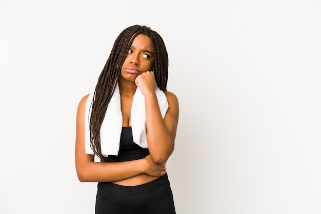 Foto mulher nova do esporte do americano africano que sente triste e pensativo, olhando o espaço em branco.