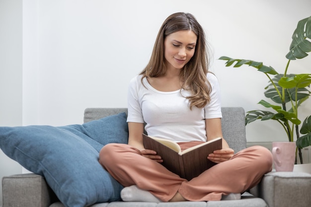 Mulher nova que lê um livro