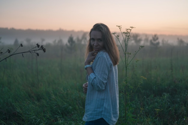 Mulher num campo com nevoeiro