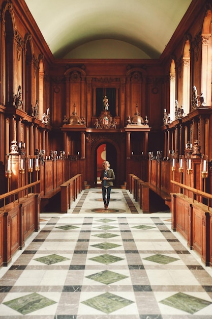 Foto mulher num edifício antigo