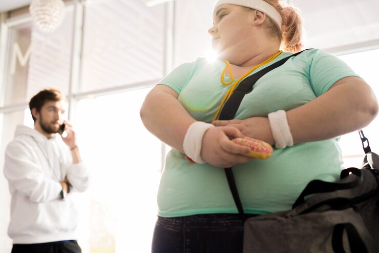 Foto mulher obesa escondendo comida de seu treinador