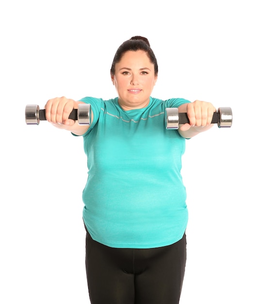 Foto mulher obesa fazendo exercício com halteres em fundo branco