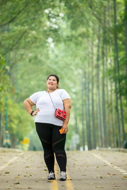 Mulher obesa parece confiante na estrada