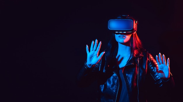 Mulher obtém a experiência de usar óculos de realidade virtual