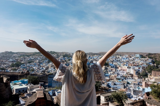 Mulher ocidental, explorando a cidade azul, jodhpur índia