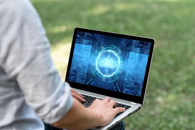 Mulher ocupada digitando no laptop sentada do lado de fora de seu jardim Retrospectiva Ativamente realizando trabalho em casa Menina ficando sozinha ao ar livre Terminando projetos de trabalho remoto