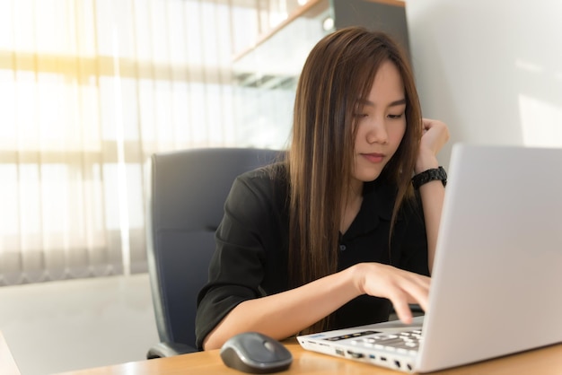 Mulher oficial asiática trabalhando no escritório