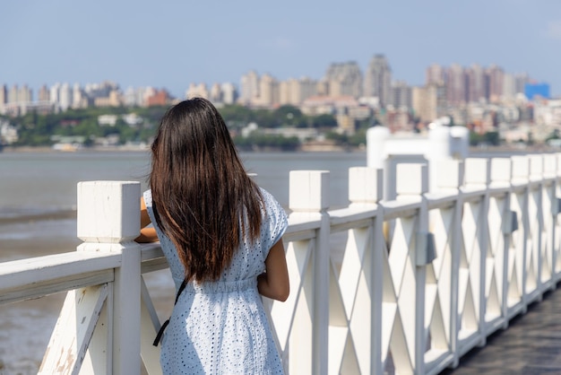 Mulher olha para a vista em Bail de Taiwan