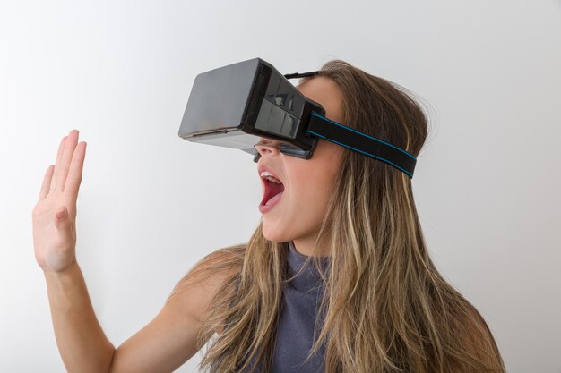 Mulher olhando com dispositivo VR e sentindo excitar