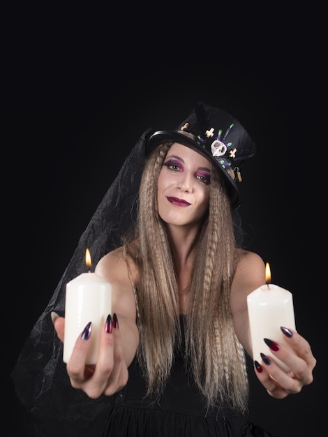 Foto mulher olhando para a câmera no halloween