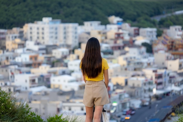 Foto mulher olhando para a vista da paisagem em penghu