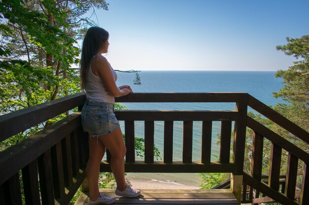 Mulher olhando para o mar