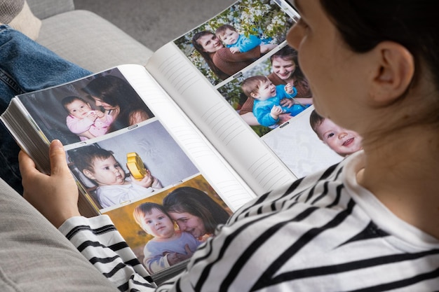 Mulher olhando para um álbum de fotos de família sobre sua família
