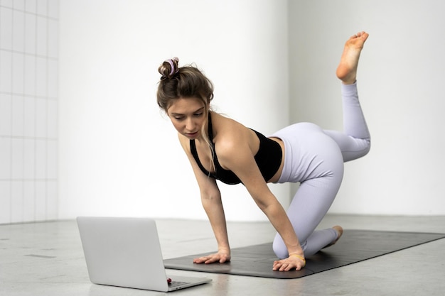 Mulher online laptop treino ioga pose asana fitness club