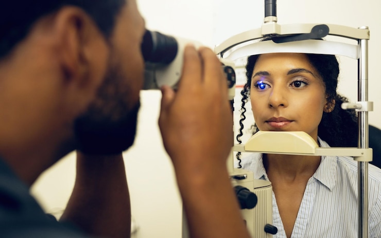 Foto mulher optometrista e exame oftalmológico com visão e máquina de laser saúde e visão com optometria e bem-estar na clínica homem paciente e varredura de retina para avaliação com prescrição e tecnologia