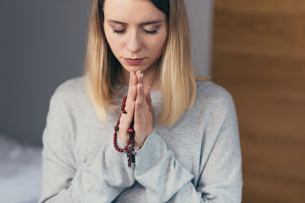 Foto mulher ora sinceramente a deus