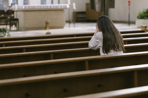 Foto mulher orando a deus na igreja