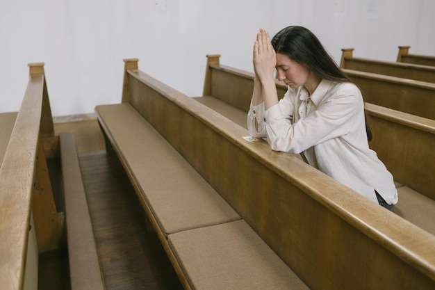 Mulher orando a Deus na igreja