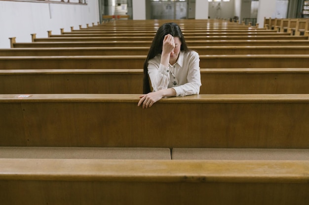 Mulher orando a deus na igreja