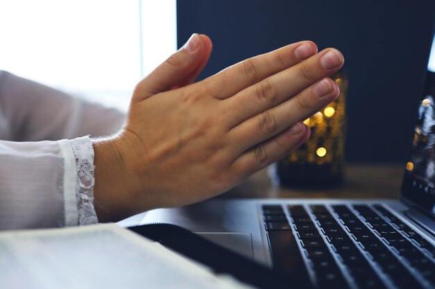 Foto mulher orando pela fé com o computador portátil, conceito on-line de serviços da igreja, conceito on-line de igreja em casa, espiritualidade e religião.