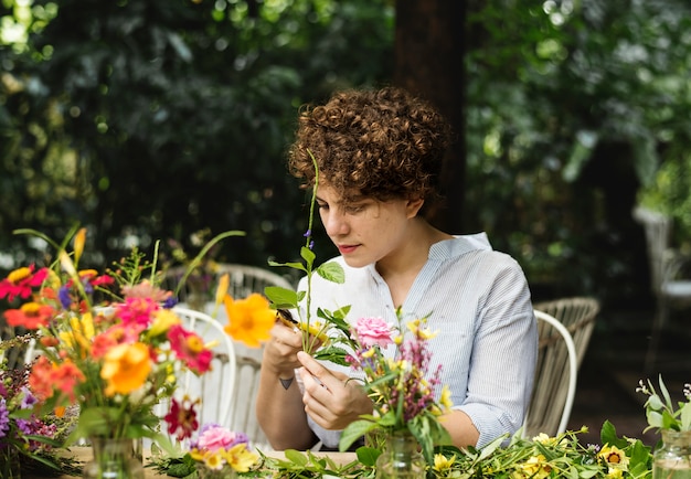 Mulher, organizando, e, decorando, flores